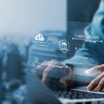 Tippen auf einer Tastatur mit einer grafischen Überlagerung eines Unternehmensnetzwerks für Cybersicherheit