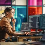 Frau, die im Rechenzentrum mit Computern arbeitet und IT-Dienstleistungen verwaltet