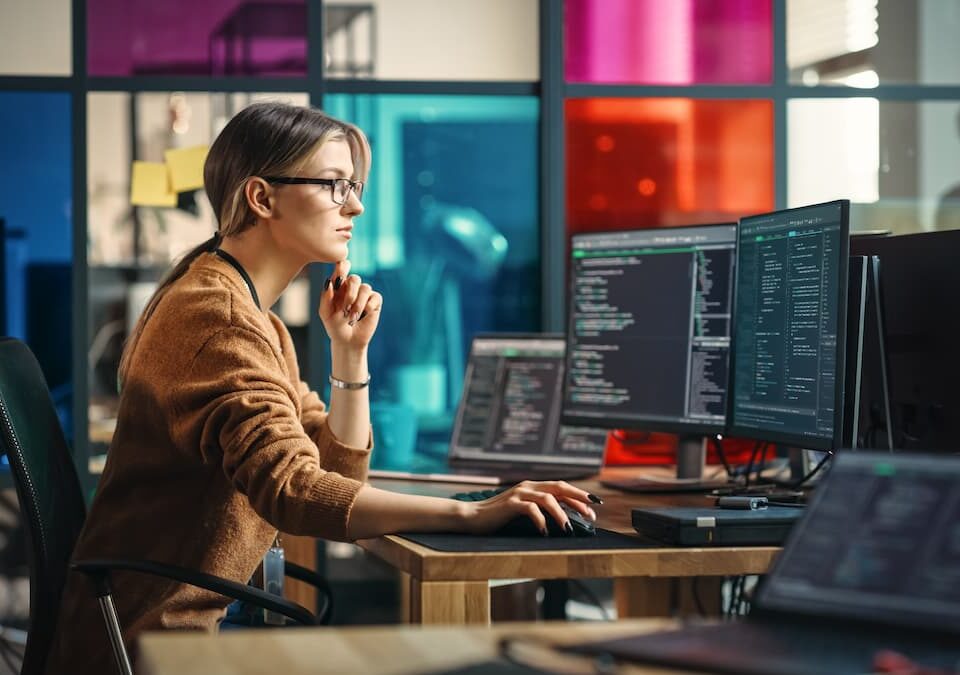 Frau, die im Rechenzentrum mit Computern arbeitet und IT-Dienstleistungen verwaltet