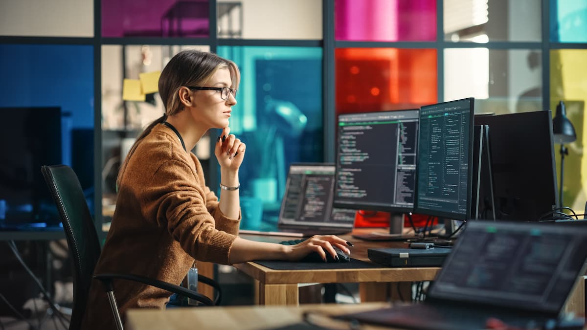 Frau, die im Rechenzentrum mit Computern arbeitet und IT-Dienstleistungen verwaltet