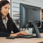 Geschäftsfrau mit Headset Remote it Support Laptop