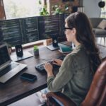 Weibliche Hybridarbeiterin zu Hause